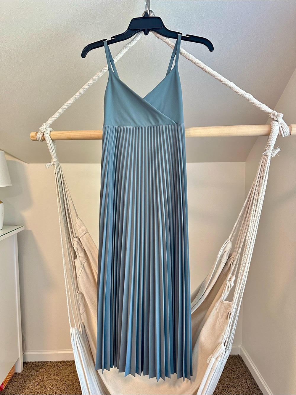 Athleta skinny adjustable strap Pleated Maxi Dress in Dusty gray/green Sz XS